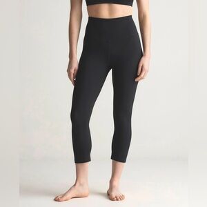 NWT QUINCE Ultra Form High Rise Capri Workout Yoga 3/4 Legging Womens Black S